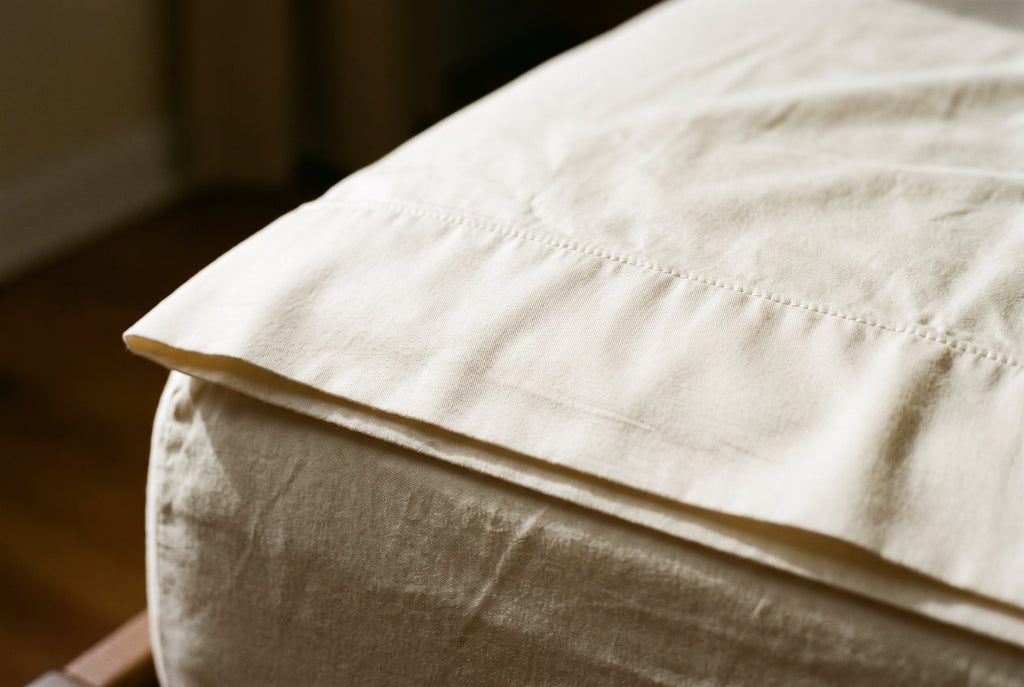 Close view of the double-turned top hem of the flat sheet